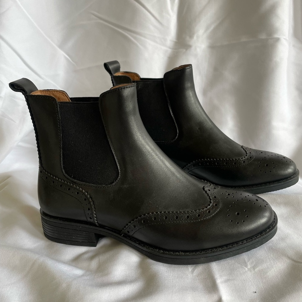 U-Lite Faux fur lined wing tip Chelsea boots size 5